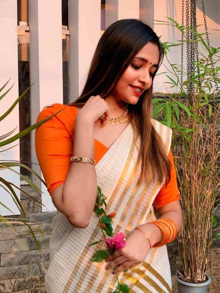 Traditional White and Golden Cotton Mundum Neriyathum Saree with Mundu Colored Border Manufacturers  in Delhi
