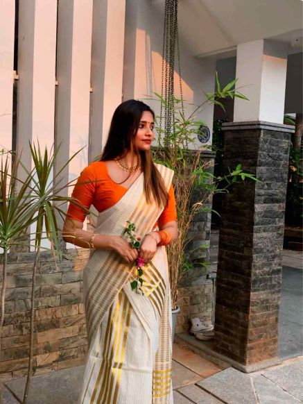 Traditional White and Golden Cotton Mundum Neriyathum Saree with Mundu Colored Border Manufacturers  in Delhi