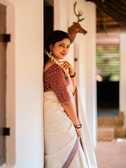 Traditional White Cotton Mundum Neriyathum Saree with Settu Mund Design and Colored Border Manufacturers  in Delhi