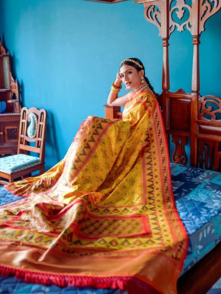 Yellow Banarasi Patola Silk Saree Woven Traditional Work Silk Blend Fabric Manufacturers  in Delhi